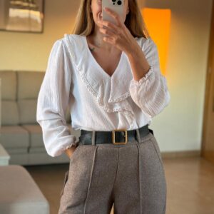 camisa blanca con volantes