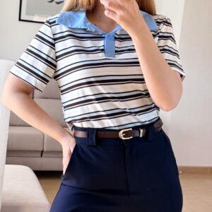 camiseta polo de rayas con cuello azul