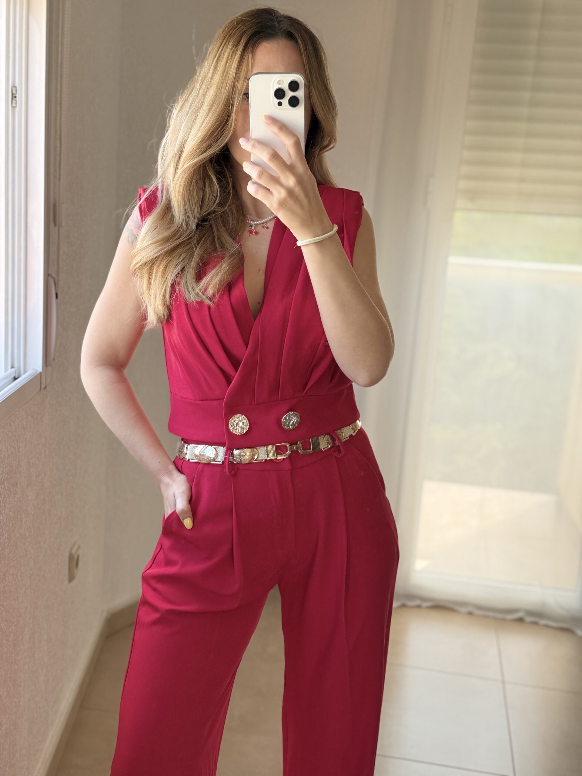 conjunto rojo pantalón y chaleco botones dorados conjunto rojo pantalón y chaleco botones dorados