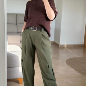 pantalón cargo fluido verde con cinturón