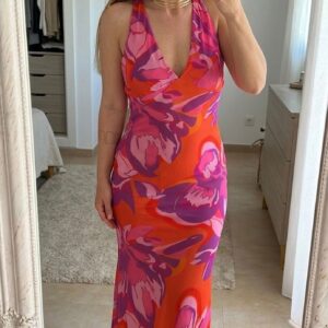 vestido largo de gasa coral con flores moradas