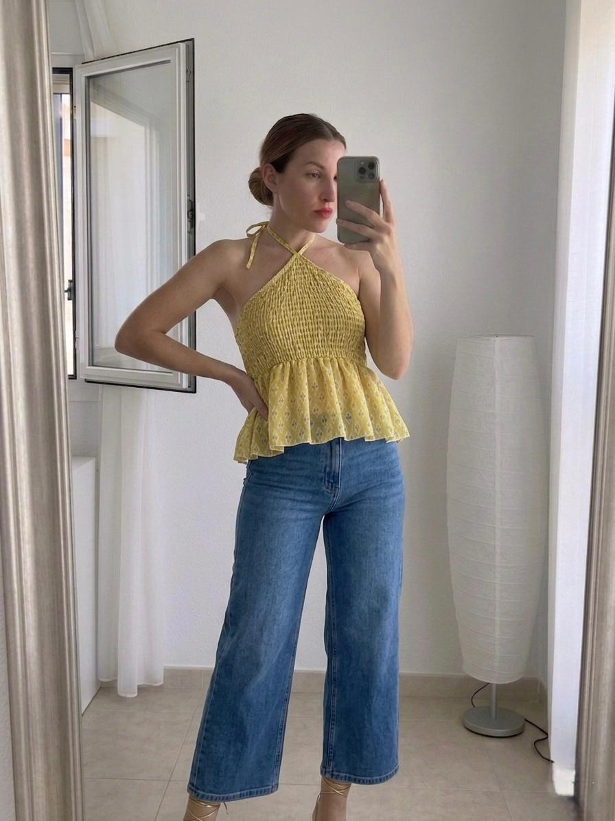 blusa halter amarilla con estampado Étnico y nido de abeja blusa halter amarilla con estampado Étnico y nido de abeja