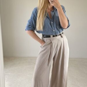 pantalón wide leg arena con pinzas y cinturón
