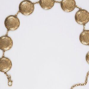 cinturón de cadena dorado con círculos grabados