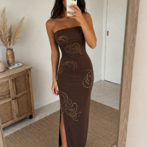 vestido midi marrón con tachuelas y abertura lateral
