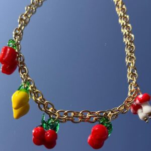 Home collar de acero dorado con abalorios de frutas y setas
