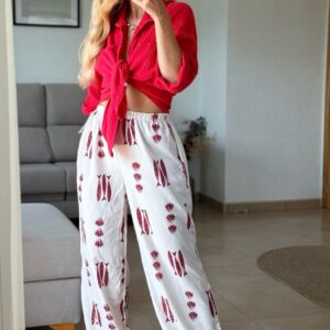 pantalón print de peces y conchas en burdeos
