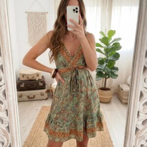 vestido corto boho en seda verde y caldera