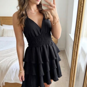 vestido corto negro con volantes