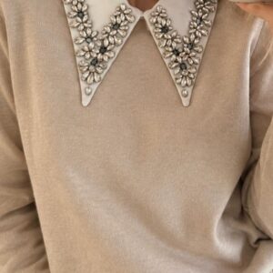 jersey suave crema con cuello camisero con pedrería