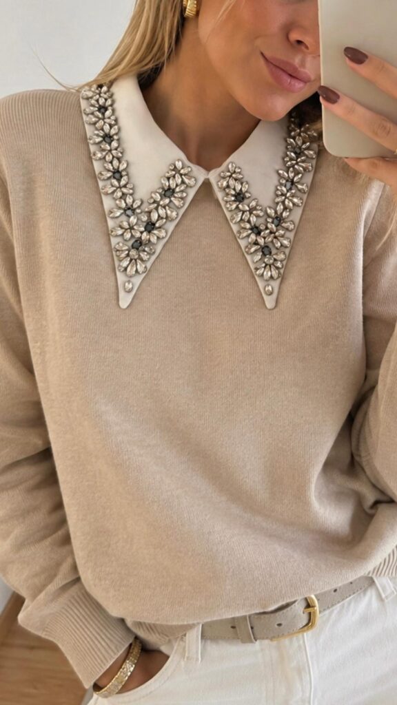 jersey suave crema con cuello camisero con pedrería