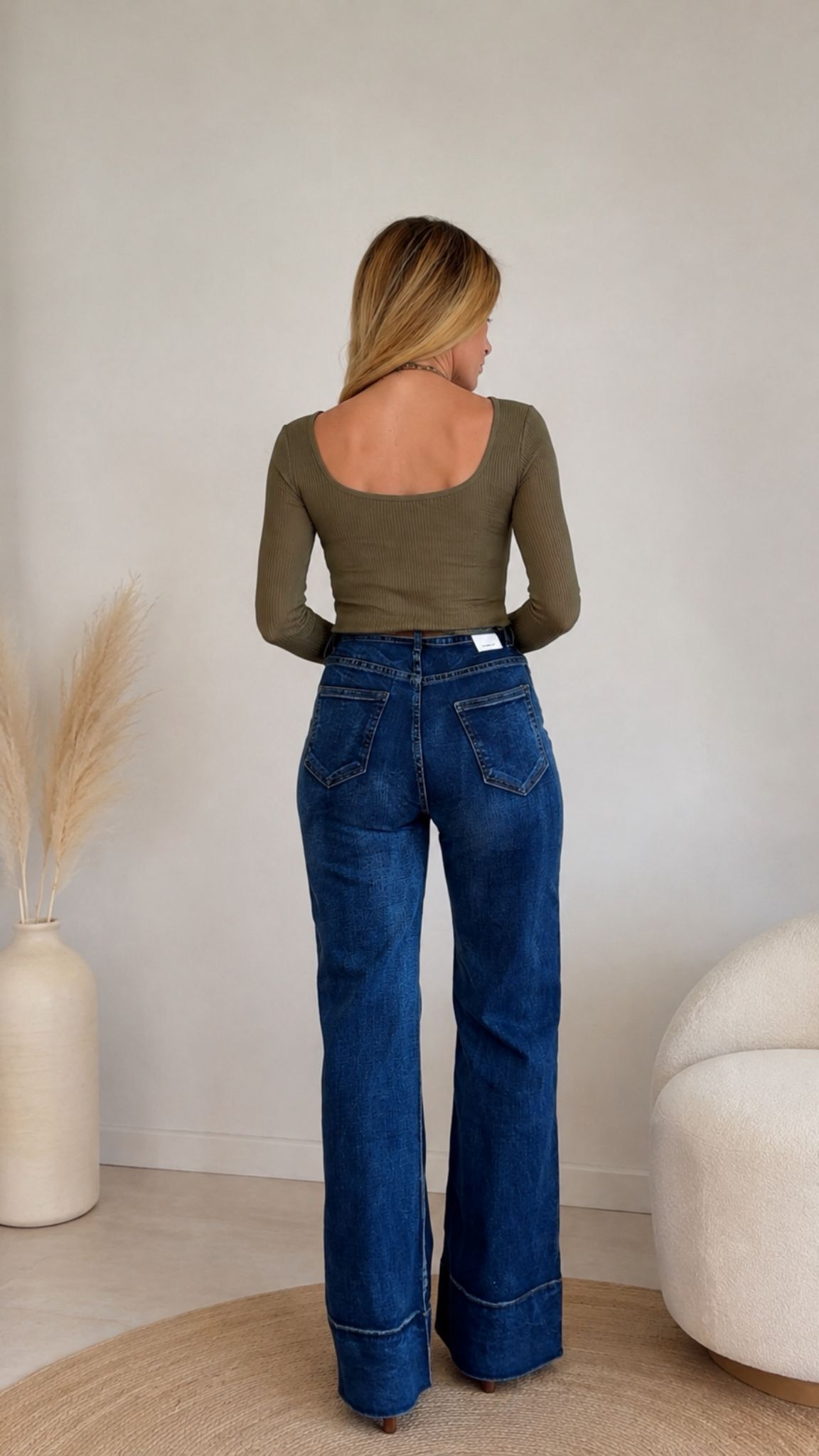 pantalón jeans recto con bajo demarcado pantalón jeans recto con bajo demarcado