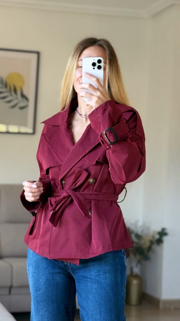 chaqueta corta trench burdeos