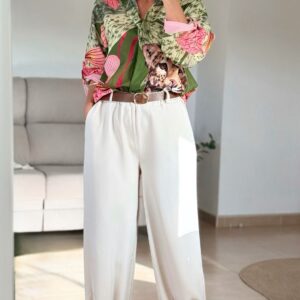 pantalón de vestir con tablas y cinturón camel