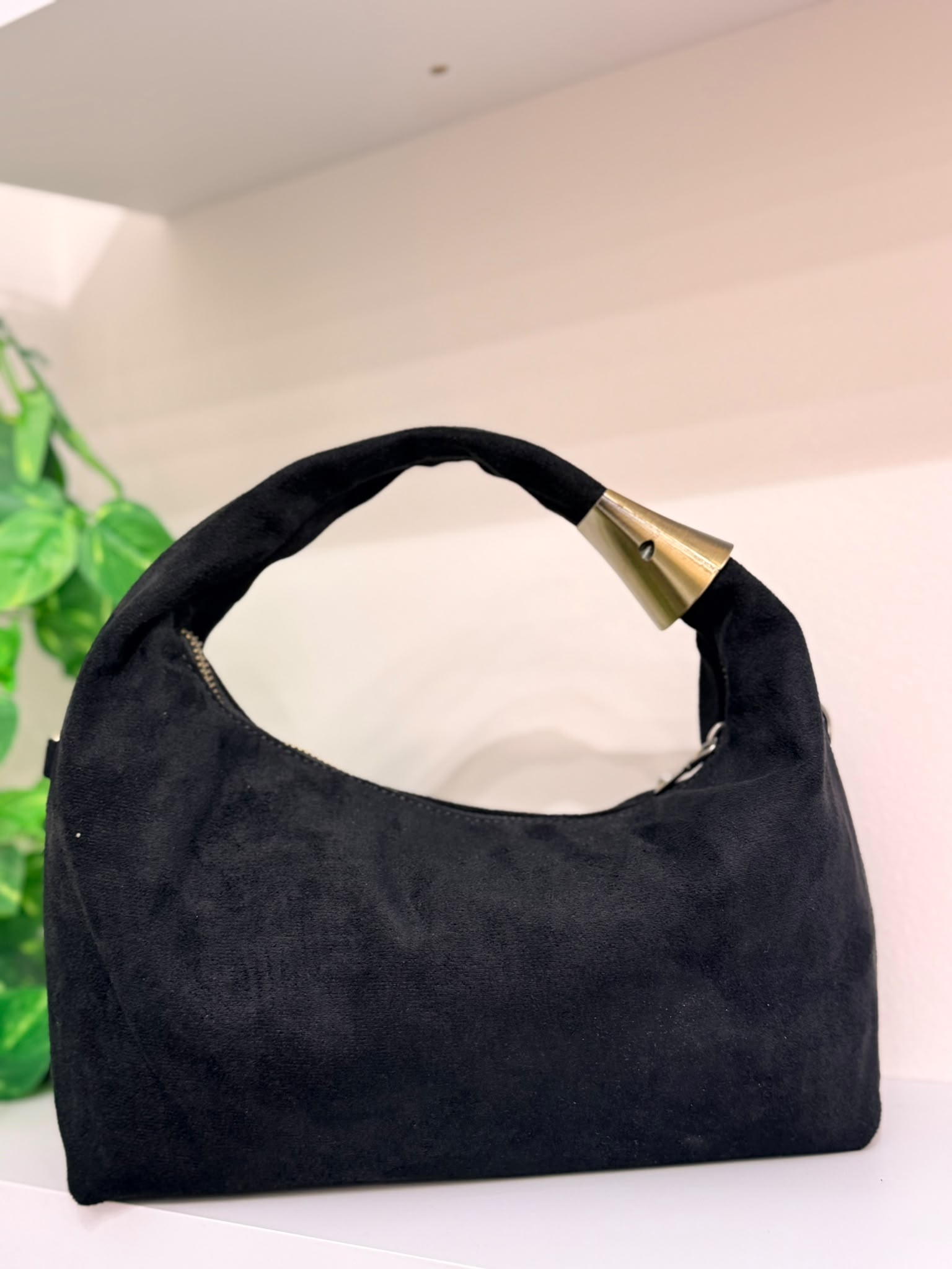 bolso negro ante media luna bolso negro ante media luna