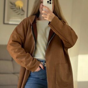 chaqueta serraje camel con capucha y cremallera